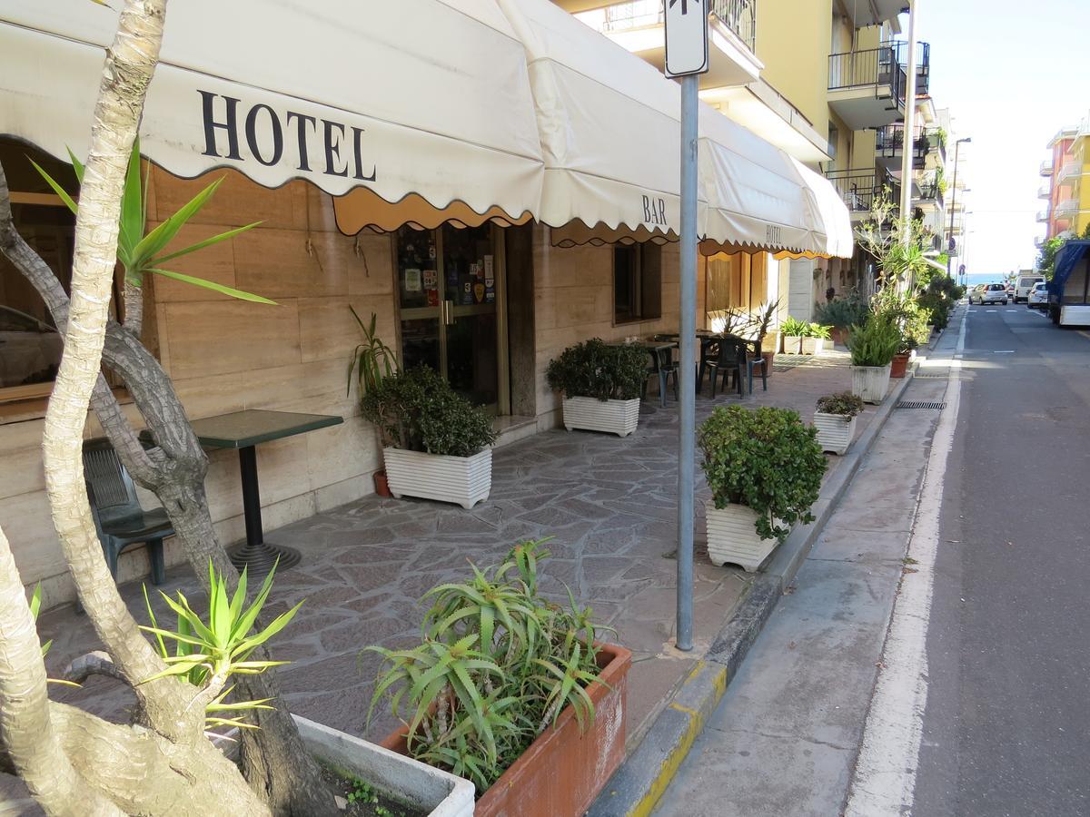 Hotel Fortuna San Bartolomeo Al Mare Exterior foto